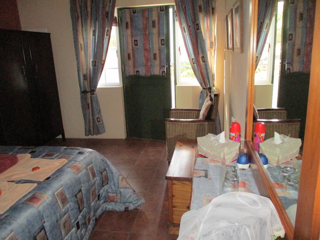 Van Rhyn Guest House Vanrhynsdorp Exterior foto